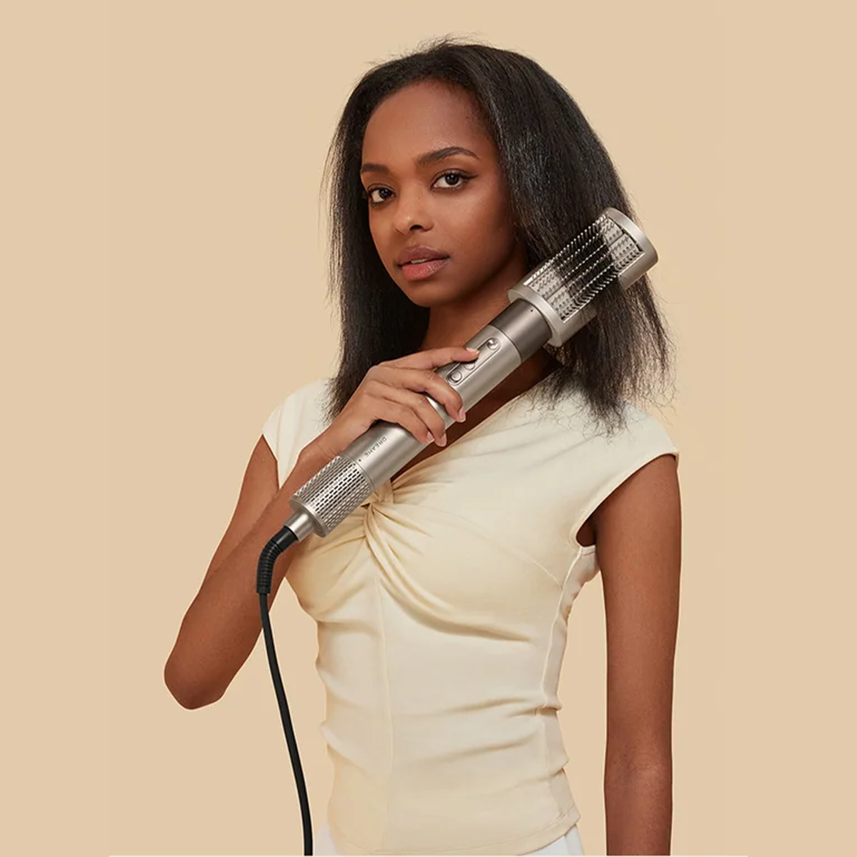 Femme utilisant Dreame AirStyle avec la brosse lissante
