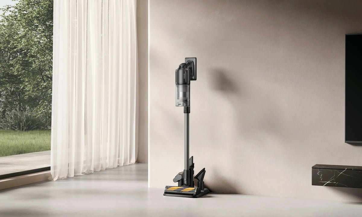 Aspirateur Dreame et accessoires rangés sur leur support mural